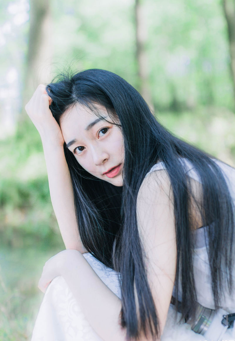 “进来吧。”吕布看了一眼地上的杯盏，摇了摇头，坐在自己的位子上向两女招了招手。
